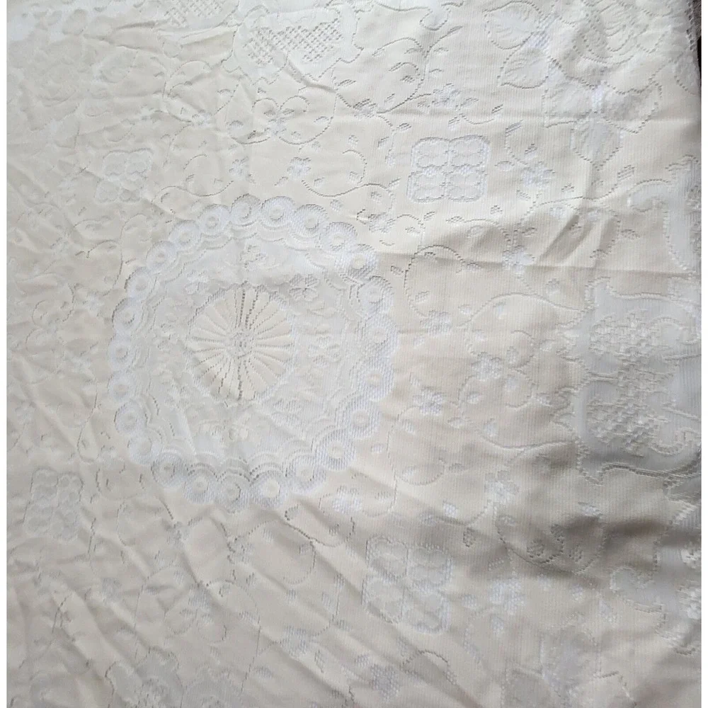 Vintage Cream Oval Lace Tablecloth 67